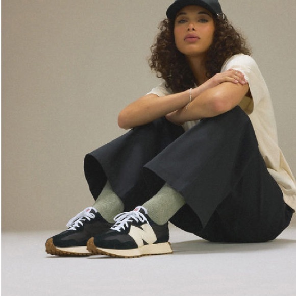 New Balance 327 Black Sneakers - Picture 15 of 15